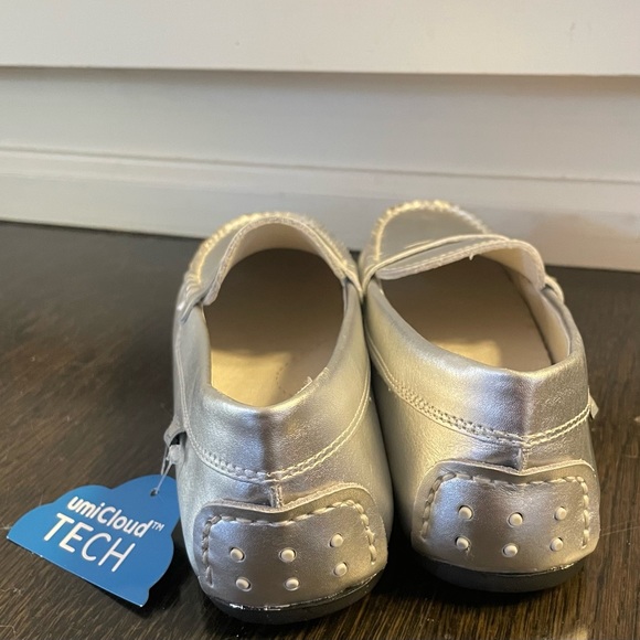 Girls Umi Leather Silver Loafers Size 1 New in Box - Picture 8 of 8